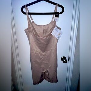 Chantelle Shapewear Womens XL Nude Mid-Thigh Open Bust NWT! Shape and Smooth.